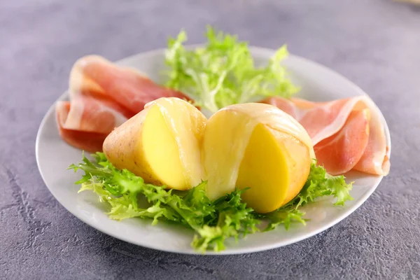 Assiette Pommes Terre Fromage Raclette Fondu Jambon Prosciutto — Photo