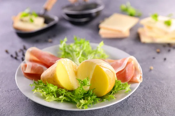 Bord Van Aardappel Met Gesmolten Raclette Kaas Prosciutto Ham — Stockfoto