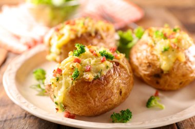 Kremalı fırında patates, peynir ve brokoli.