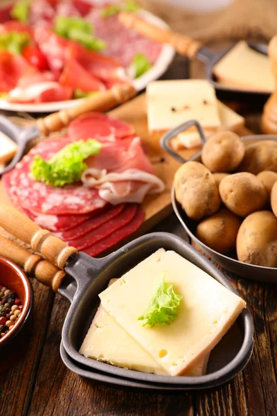 Queso Raclette Con Patata Carnes — Foto de Stock