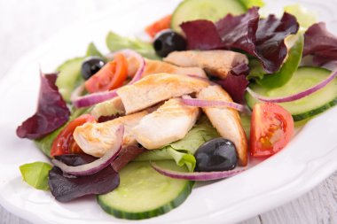 Tavuk salatası