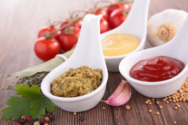 hardal, ketçap ve pesto sos