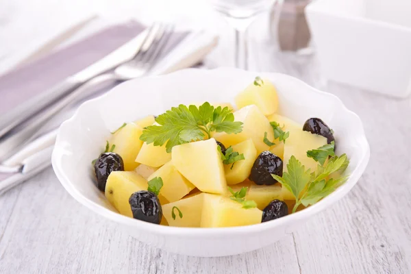 Kartoffelsalat med oliven og løg - Stock-foto