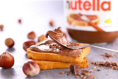 Çikolatalı ekmek ve kızarmış ekmek.