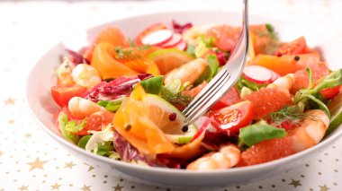 Füme somon ve sebzeli karışık salata.