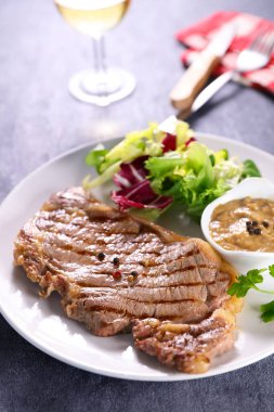 Kızarmış biftek ve marul.