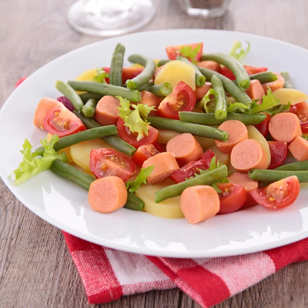 Свежий салат с колбасой — стоковое фото
