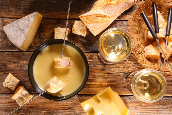 Ostfondue Med Baguette Och Vin — Stockfoto