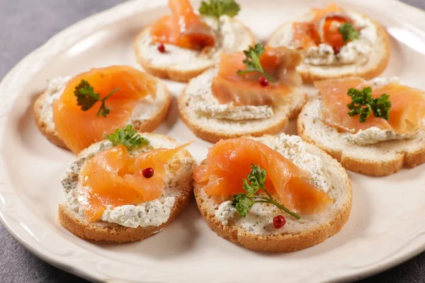 Canape Buffetvoedsel Brood Toast Met Roomkaas Gerookte Zalm — Stockfoto