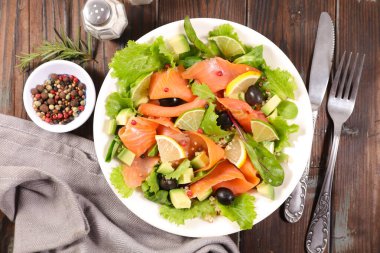 Füme somon ve limonlu marul.