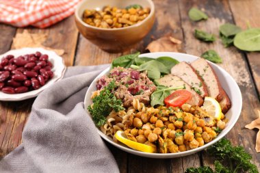 Buda kasesi ızgara nohut, tofu ve fasulye.