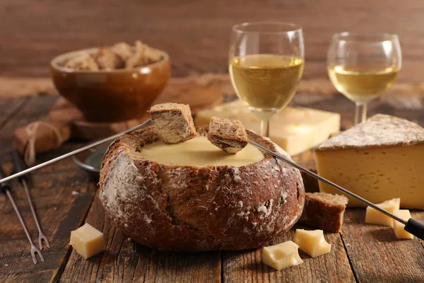 チーズフォンデュとワインのグラスでパンを — ストック写真