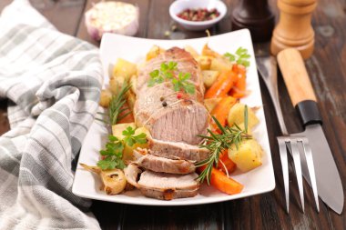 Kızarmış biftek ya da domuz eti ve sebze.