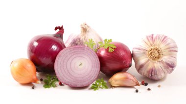 Beyaz arkaplanda soğan ve sarımsak soğanı.