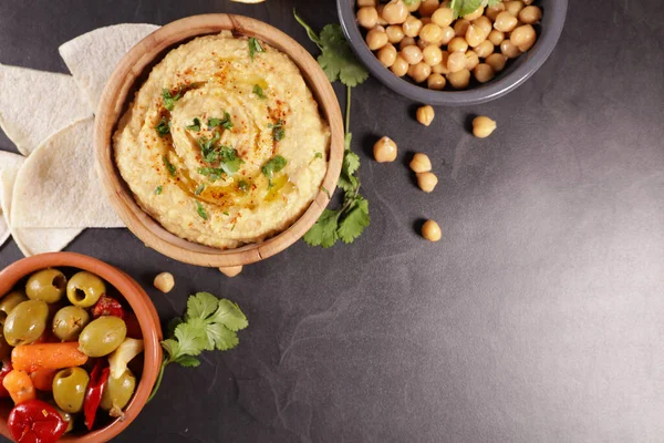 Bowl Creamy Hummus Olives — Stock Photo, Image