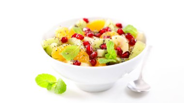 Bir kase taze meyve salatası.