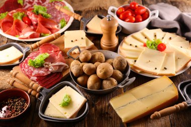Raclette peynir partisi ve malzemeler.