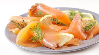 Limon ve dereotlu füme somon dilimi