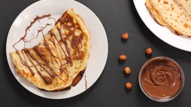 Çikolata soslu krep. Üstü açık olsun.