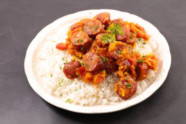 Domates sosu ve baharatla pişirilmiş sosis.)