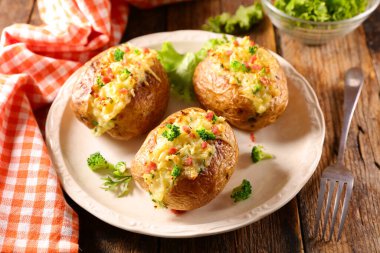 Kremalı ve brokolili fırında patates.