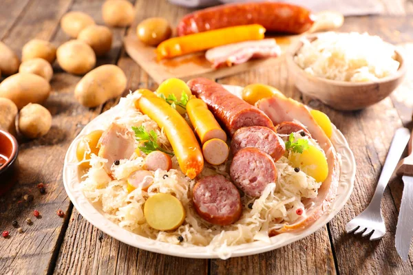 Choucroute Aux Pommes Terre Aux Saucisses — Photo