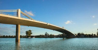 Tuna Nehri üzerindeki köprü, güzel gökyüzü