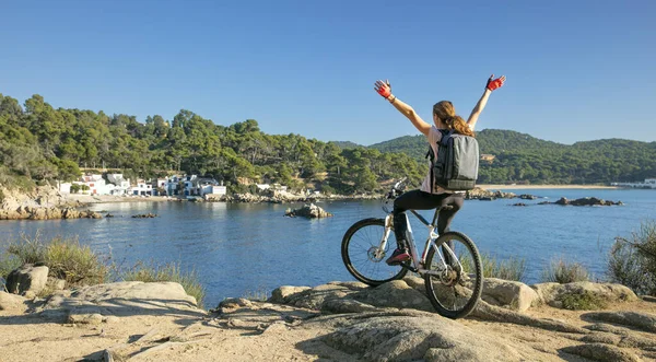 Jonge Vrouw Een Strand Met Fiets — Stockfoto