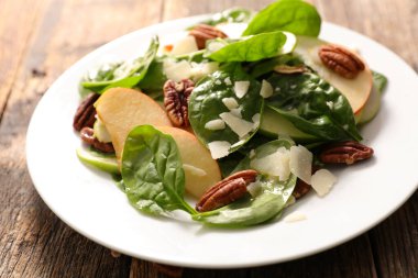 Elmalı, cevizli ve peynirli ıspanak salatası.