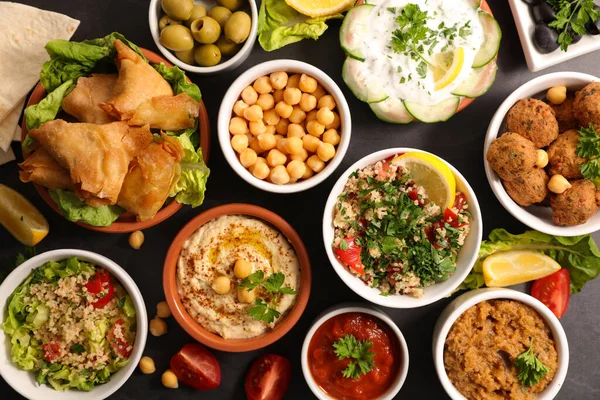 Búzaeledel Humusz Tabbouleh Szósz Falafel — Stock Fotó