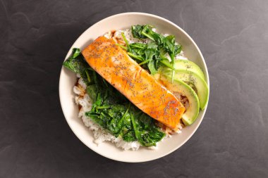 Kızarmış somon fileto pilav ve ıspanak.