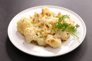 Tabakta ızgara karnabahar ve maydanoz.