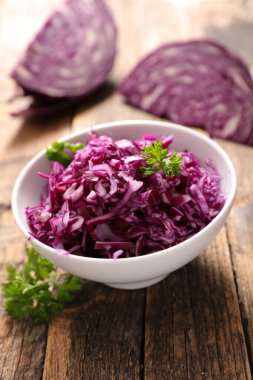Kırmızı lahana salatası kase