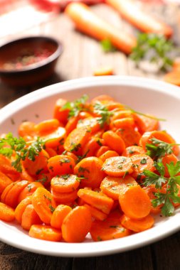 Maydanozlu kızarmış havuç.