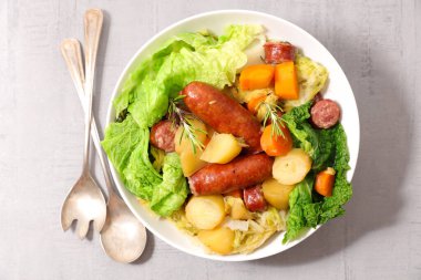 sebze ve sosis (lahana, patates ve havuç))