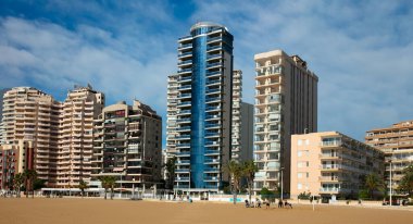 Mimari, plajda gezinti (Calp)