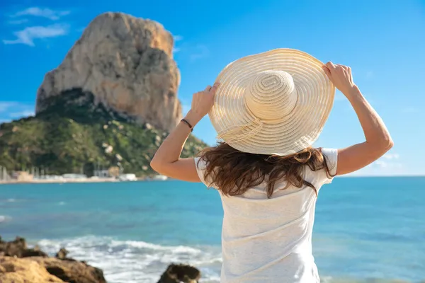 Glückliche Reisende Mit Hut Genießen Schöne Aussicht Auf Klippe Über — Stockfoto