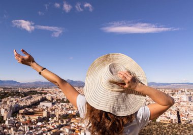 Tatilci şehir manzarasına bakıyor