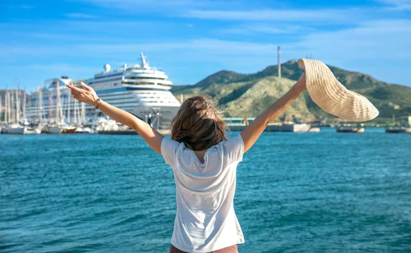 Lycklig Kvinna Med Armarna Upp Bakom Havet Och Kryssningsfartyg — Stockfoto