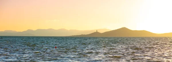 Gyönyörű Mediterrán Tenger Hegy Napfénnyel Naplementével — Stock Fotó