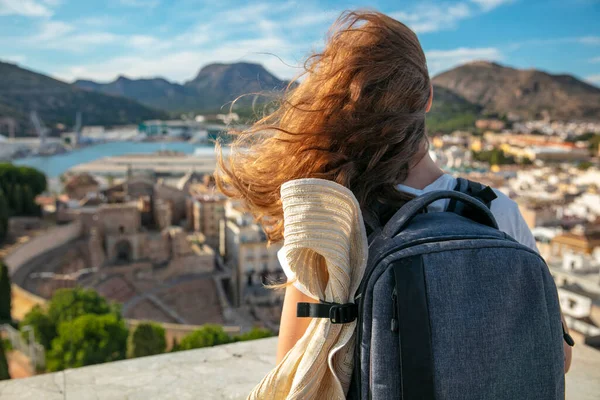 Reiziger Vrouw Zoek Naar Amfitheater Zicht Spanje Costa Blanca — Stockfoto