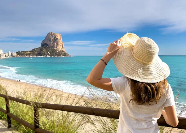 旅行者の女性の腕を持ち上げ 地中海の美しい景色 カルプ スペインのコスタブランカ — ストック写真