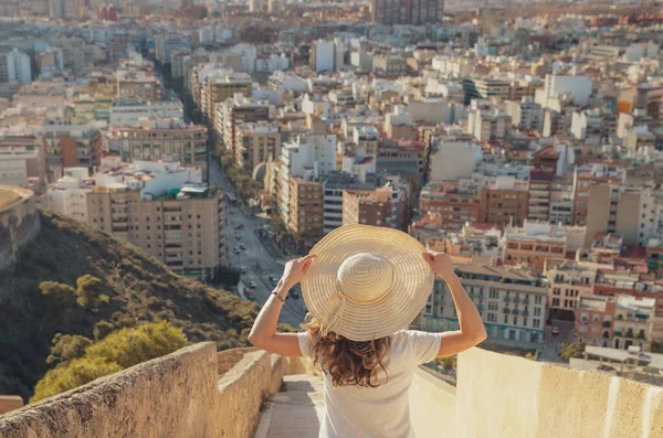 Kobieta Patrząc Panoramę Miasta — Zdjęcie stockowe