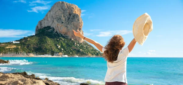 Concepto Viaje Brazos Mujer Levantados Hermosa Vista Del Mar Mediterráneo —  Fotos de Stock