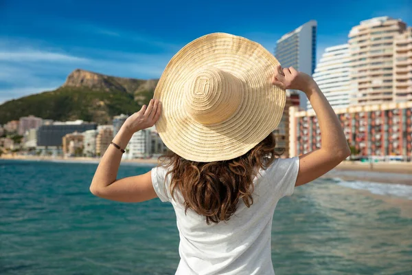 Kvinna Resenär Njuta Vacker Utsikt Över Medelhavet Costa Blanca Spanien — Stockfoto