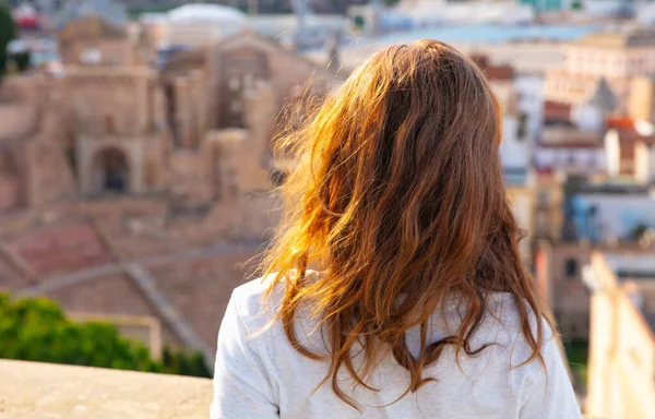 Жінка Дивиться Стародавній Театр Европа Подорожує Іспанію Картахену — стокове фото