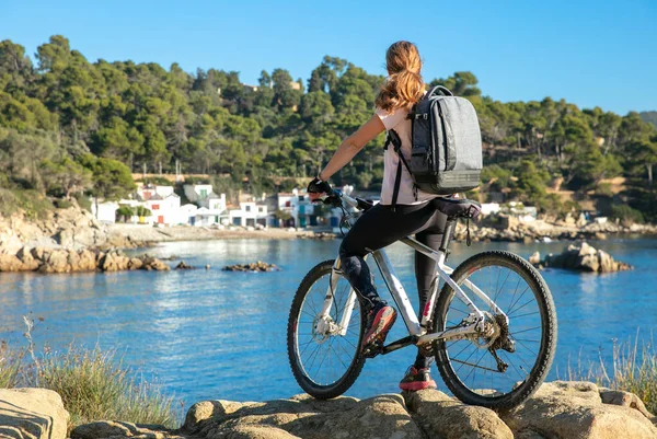 Femme Vélo Bénéficiant Une Belle Vue Sur Mer Village Espagne — Photo