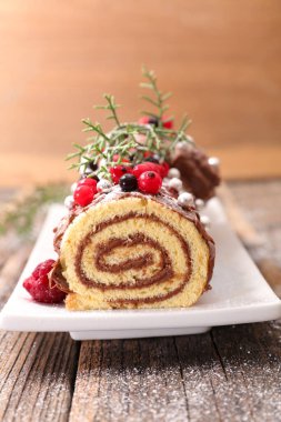 Çikolatalı kek rulosuyla noel kütüğü