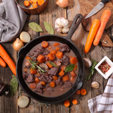 Et, havuç, sos ve otla pişirilmiş.