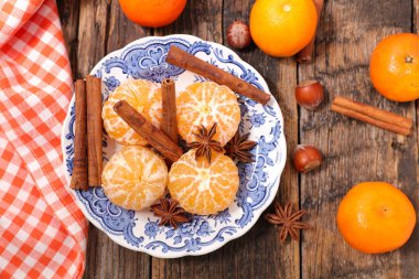 Baharatlı ve şuruplu mandalina meyvesi.